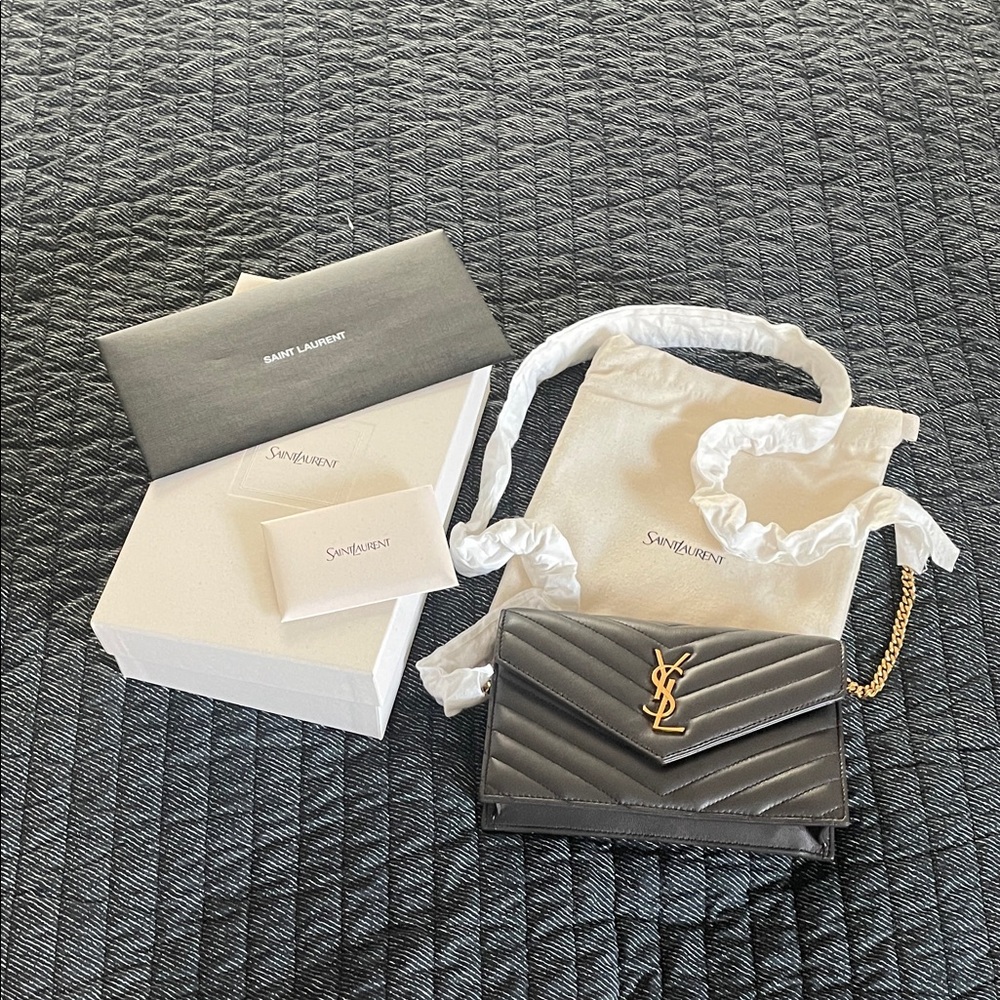 Saint Laurent
Cassandre Envelope Chain Wallet in Lambskin - Picture 6 of 12